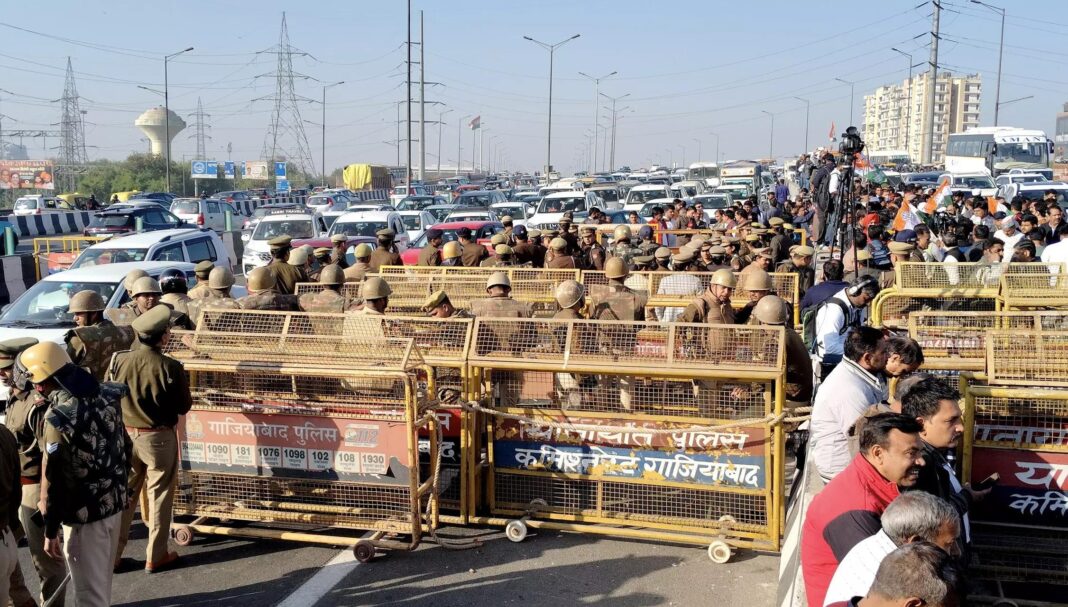 Violence Erupts at Ghazipur Border as Congress Workers Block Traffic, Commuters React in Anger Violence Erupts at Ghazipur Border as Congress Workers Block Traffic, Commuters React in Anger