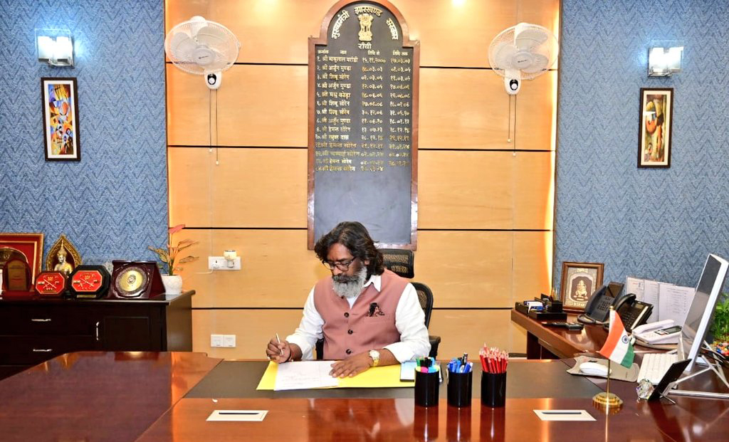 Jharkhand CM Soren distributes Portfolios to New Ministers, keeps Home to himself Jharkhand CM Soren distributes Portfolios to New Ministers, keeps Home to himself
