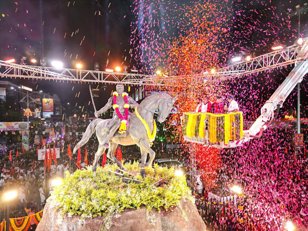 Eknath Shinde Criticizes Glorification of Aurangzeb, Calls Him a Stain on Indian History