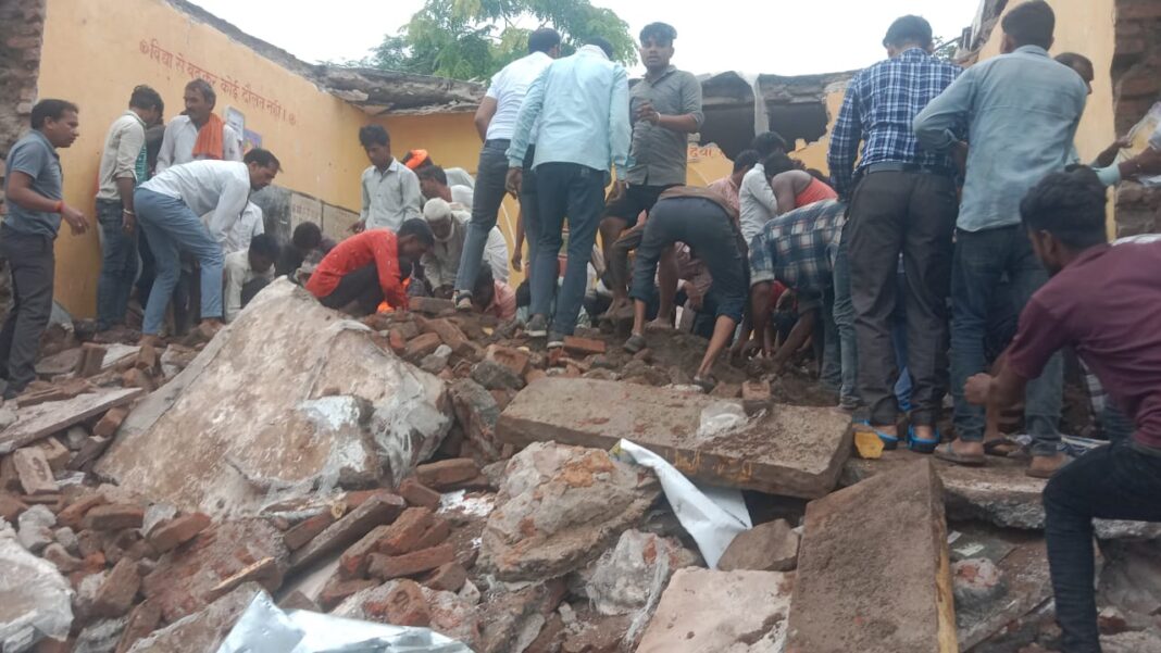 A heart-wrenching morning unfolded on Friday in Piplodi village, situated in Rajasthan’s Jhalawar district. Just as the school day began, the roof of the Government Higher Primary School collapsed suddenly, killing four children and seriously injuring several others.