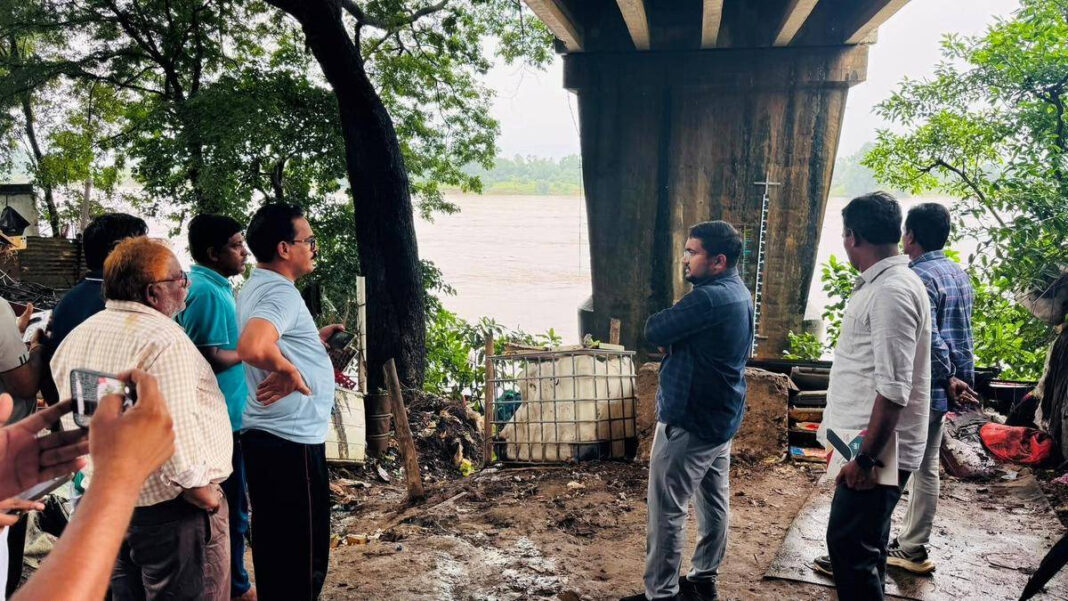 River Sabri Recedes While Godavari Rises: Authorities Issue Alert "River Sabri Recedes as Godavari Swells: Alert Issued by Authorities"