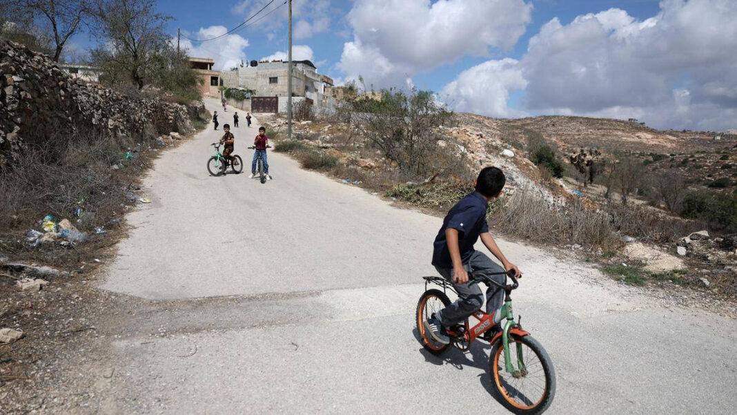 Israeli Settlers Clash in West Bank Village, Prevent Family from Returning Home "Israeli Settlers Clash in West Bank Village, Blocking Family's Return Home"