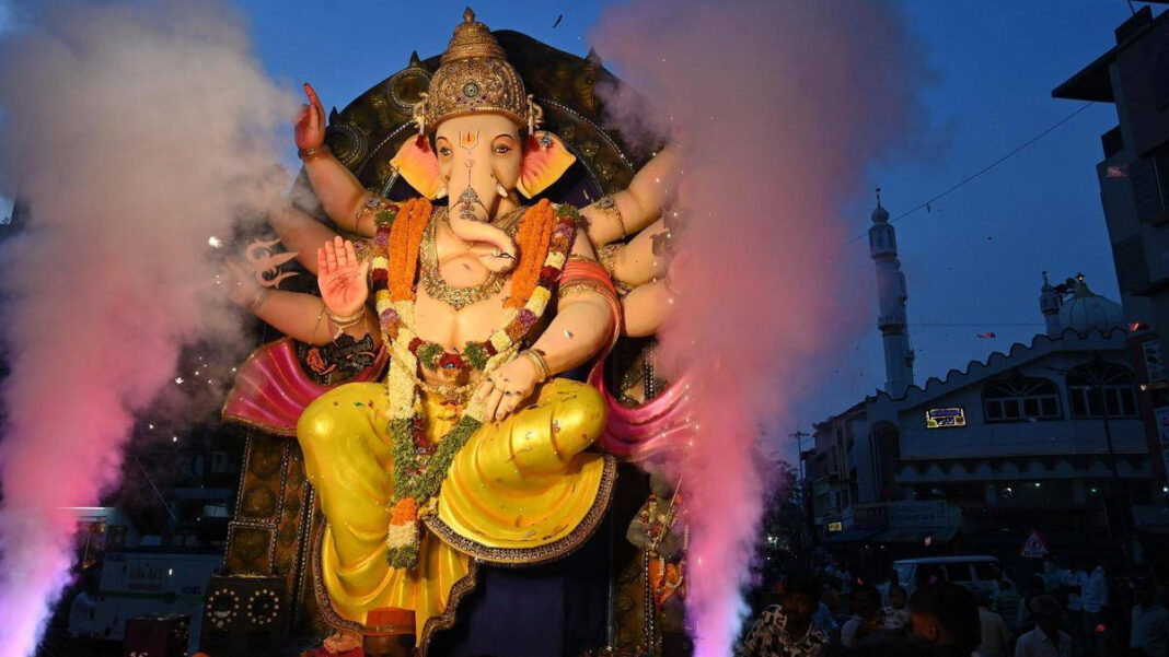 Thousands Gather in Hubballi to Bid Farewell to Lord Ganesha "Thousands Gather in Hubballi for Grand Ganesh Visarjan Celebration"