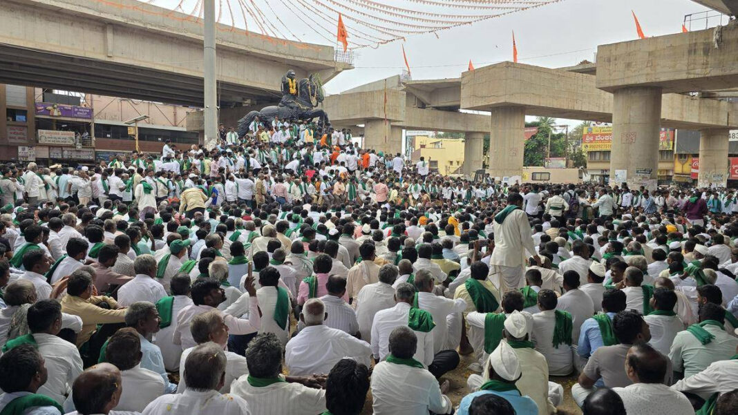 Massive Sugarcane Farmers Protest at Kittur Chennamma Circle; Delhi Talks with Joshi After MLAs Tenginakai and Patil Intervene Kittur Chennamma Circle Sugarcane Protest Spurs Delhi Talks with Joshi