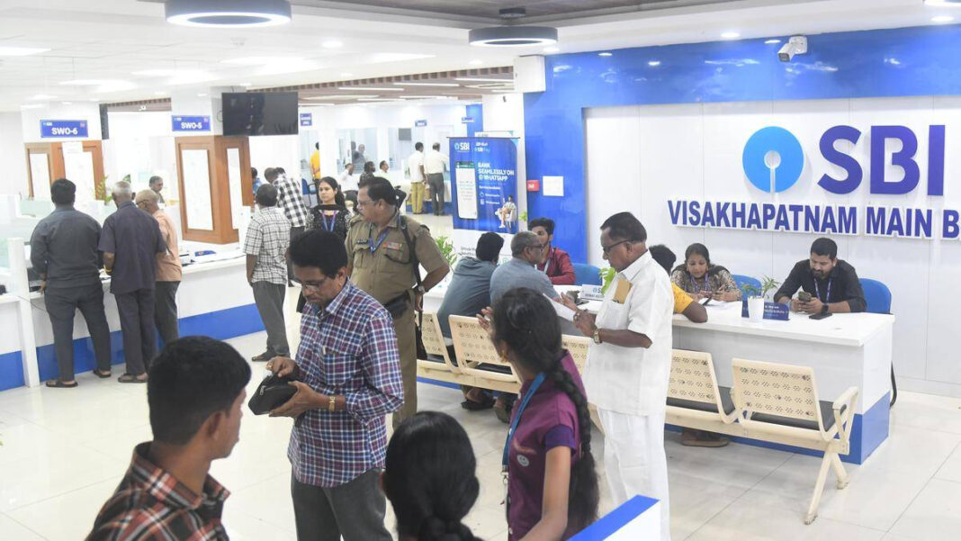 Sunday Bank Openings Draw Crowds Ahead of Upcoming Three-Day Strike "Sunday Bank Openings Attract Large Crowds Before Imminent Three-Day Strike"