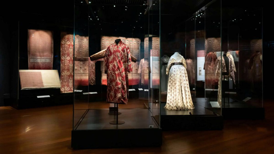 Exploring Cultural Treasures: Singaporean Collector Peter Lee on Checks, Chintz, and Multicultural Ports "Discovering Singapore's Cultural Riches: Collector Peter Lee on Antiques and Multicultural Heritage"