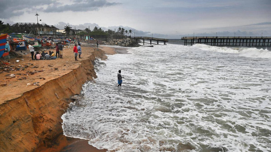 Swell Waves Hit West Coast: Red Alert Issued for Keralam Coast "Swell Waves Red Alert for Keralam Coast: Strong Currents Impacting West Coast"