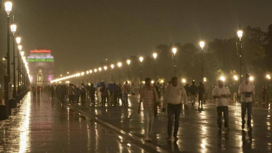 Delhi Imposes Vehicle Curbs, Work From Home and Construction Ban to Fight Winter Air Pollution Delhi Orders Vehicle Curbs, Work From Home, Construction Ban Amid Smog