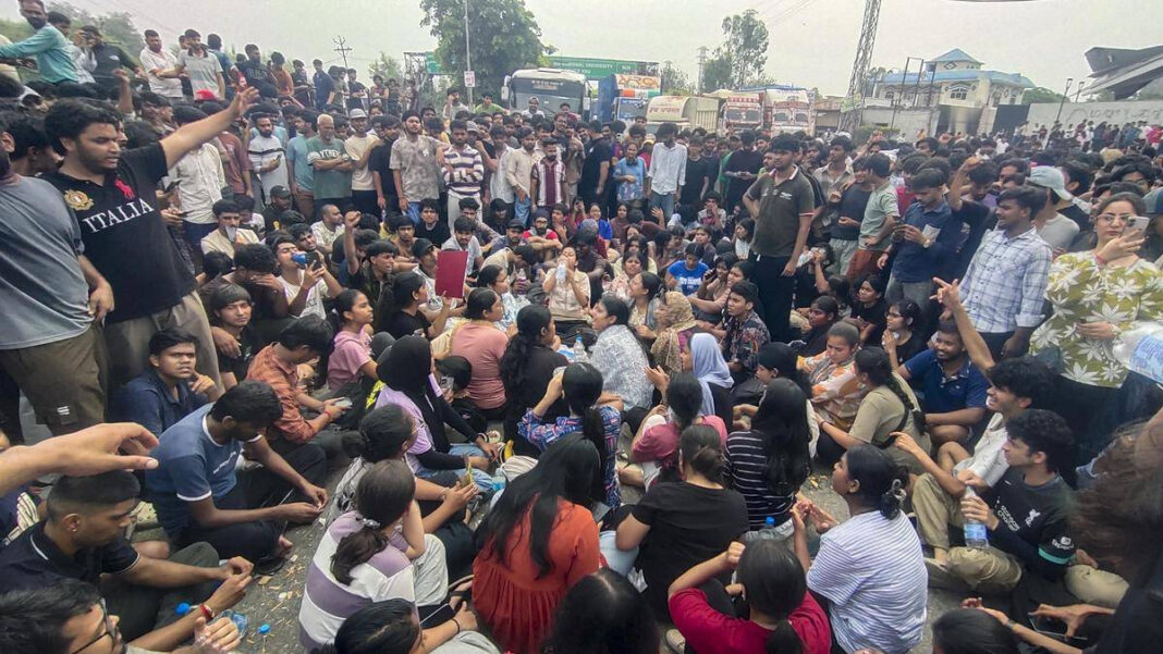 LPU Student Protesters Block NH 44 Amid Allegations of Rape: Clashes with Police Erupt in Punjab "LPU Student Protesters Block NH 44 Over Rape Allegations, Clash with Police in Punjab"