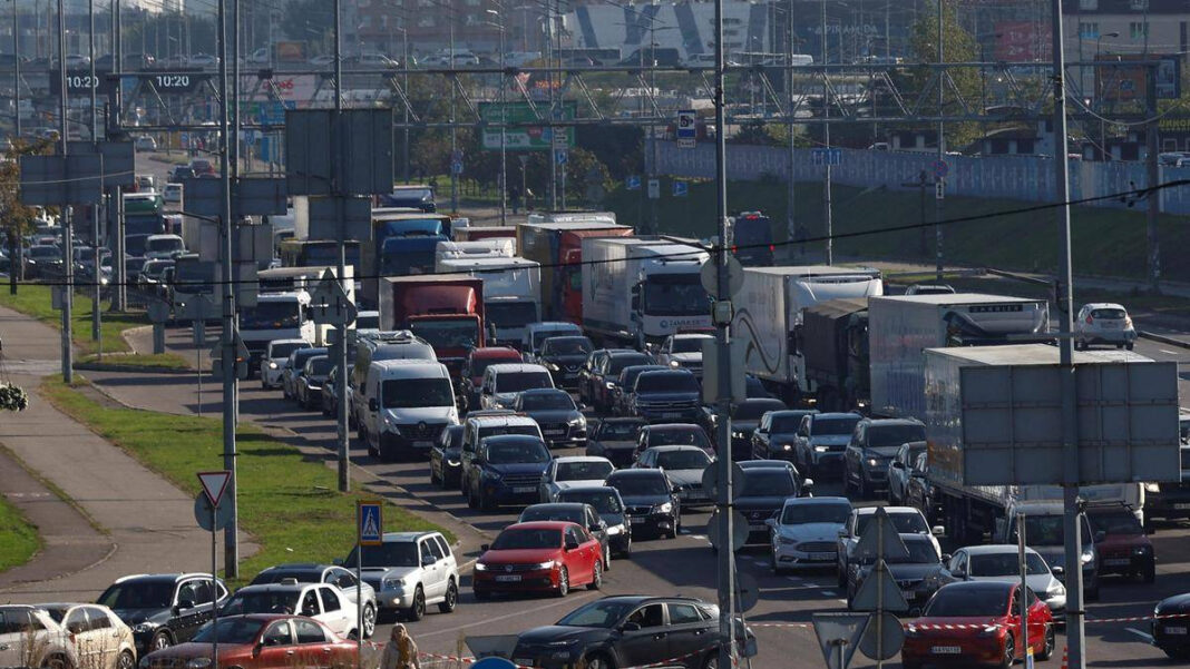 Russian Aerial Strikes Disrupt Traffic on Kyiv Bridges: A New Tactic in Warfare "Russian Aerial Strikes on Kyiv Bridges: A Strategic Disruption in Warfare"