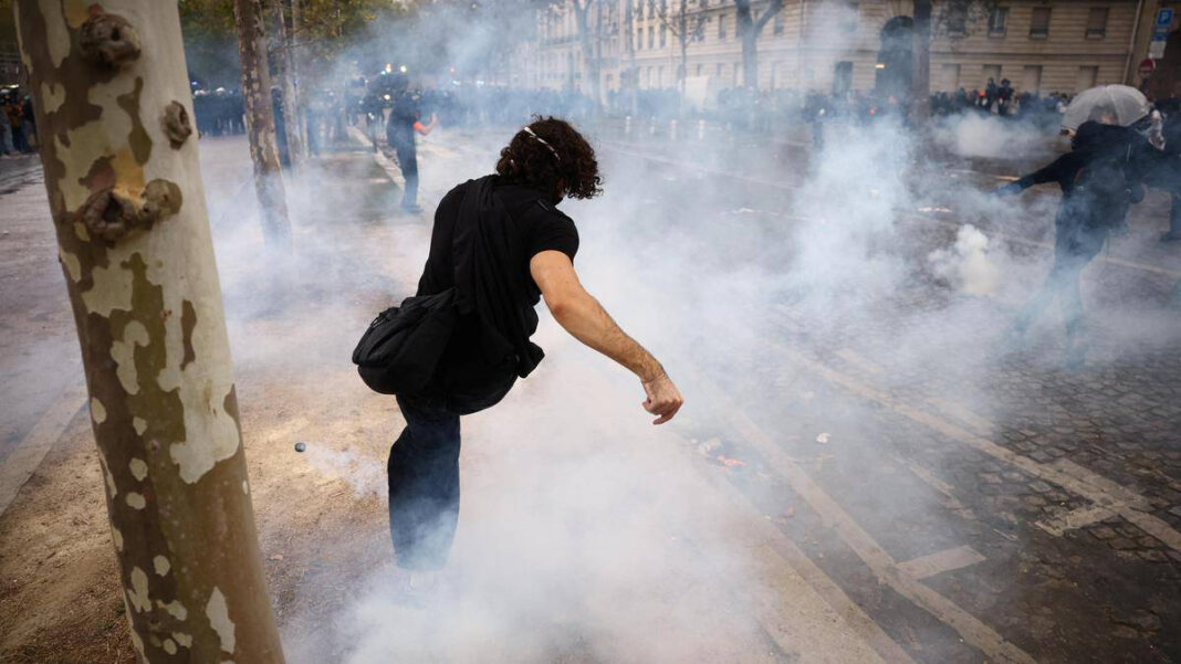 French unions say 480,000 people took part in pro-student protests French unions say 480,000 people took part in pro-student protests
