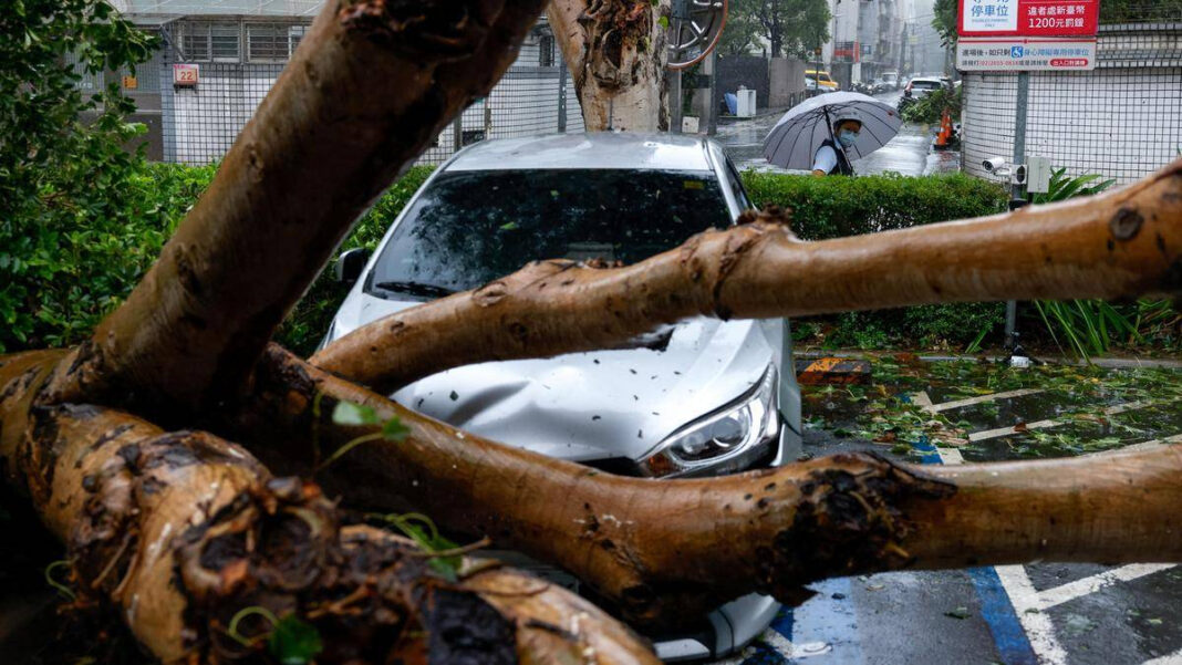 Typhoon Champi kills 1 and injures 350 in Taiwan overnight as storm weakens Typhoon Champi kills 1 and injures 350 in Taiwan overnight as storm weakens