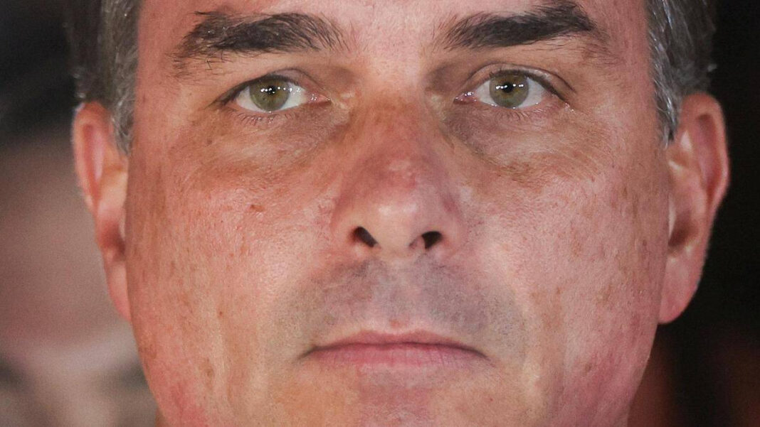 Flavio Bolsonaro on his way to Ecuador after fleeing Brazil