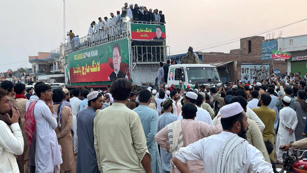 Pakistan PM Sharif Invites Imran Khans Party to Talks, Urges Halt to Long March "Pakistan PM Sharif Invites Imran Khan’s Party for Talks to End Long March Protests"