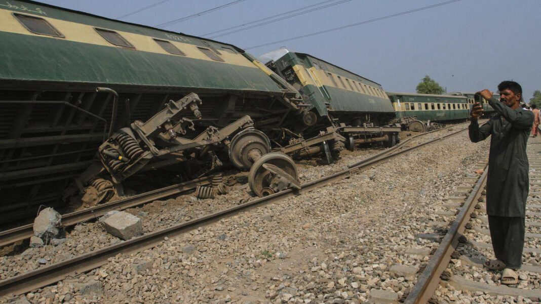 Five killed, 30 injured as passenger train derails in Pakistan