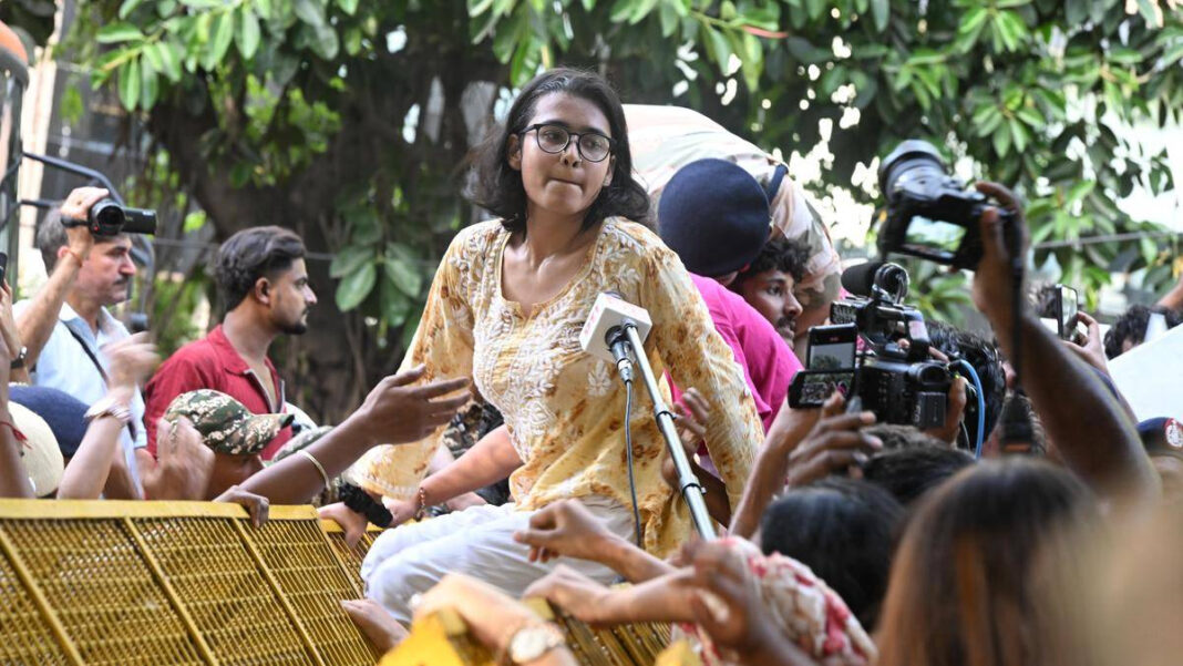 500 Detained in Delhi CEC Ouster Protests; Thackerays Lead Mumbai March Delhi CEC Ouster Protests: 500 Detained as Thackerays Lead Mumbai March