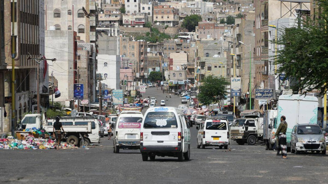 Yemens Houthis tighten siege of key city